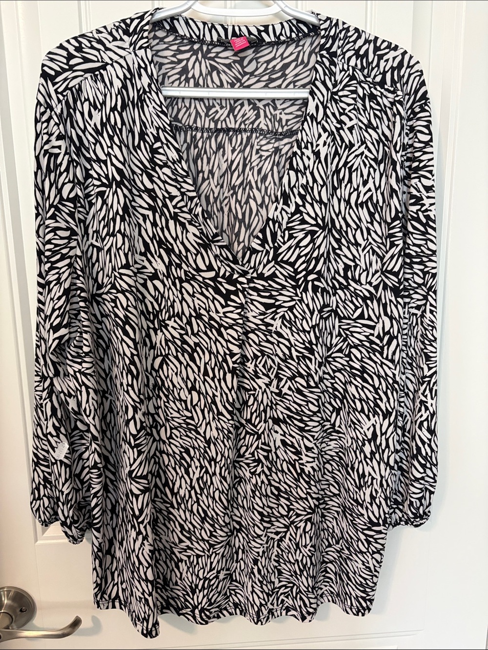 Vince Camuto Black & White V-Neck Long Sleeve Printed Top